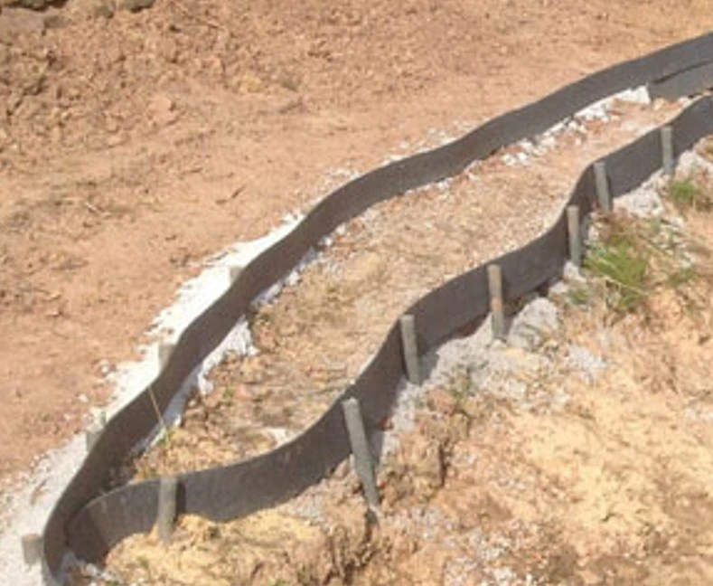 Bachlauf mit Randband und Kunststoffpfosten abgesteckt