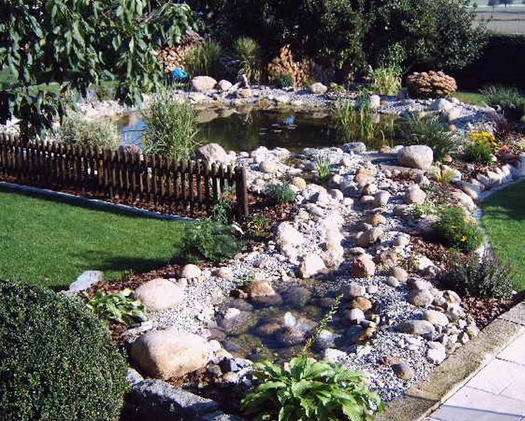 Bachlauf mit Teichfolie unter Natursteinen abgedeckt