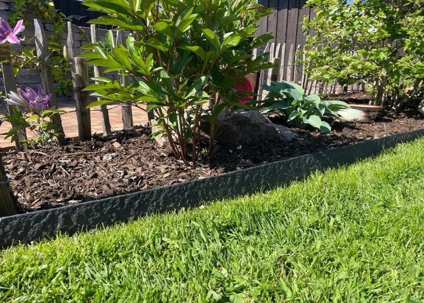 Beeteinfassung aus Recycling-Kunststoff sorgt für sauberen Gartenabschluss