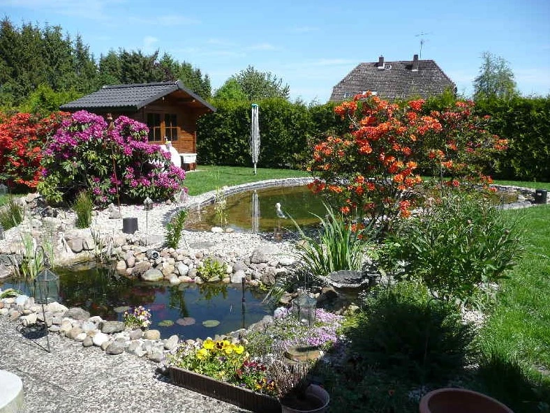 Naturnaher Gartenteich mit vorgelagertem Filterteich zur biologischen Wasserreinigung