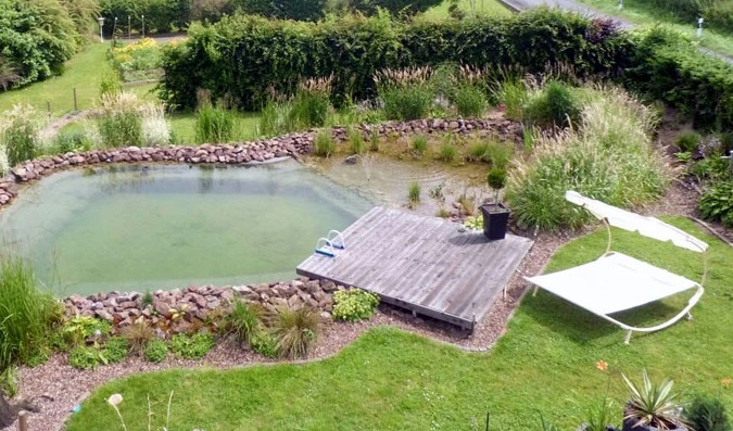 Natürlicher Schwimmteich mit integriertem Filterteich zur biologischen Wasserreinigung