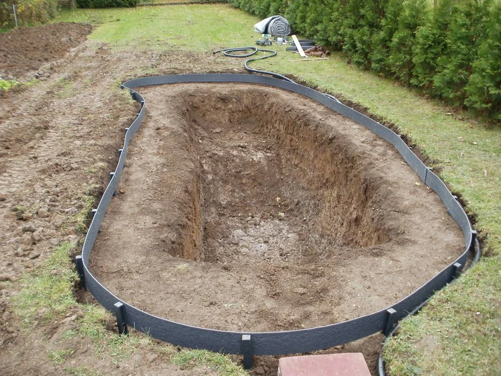 Gartenteich vor dem Aussmessen der benötigten Teichfolie