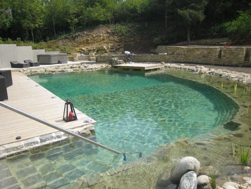 Schwimmteich mit Teichpumpe