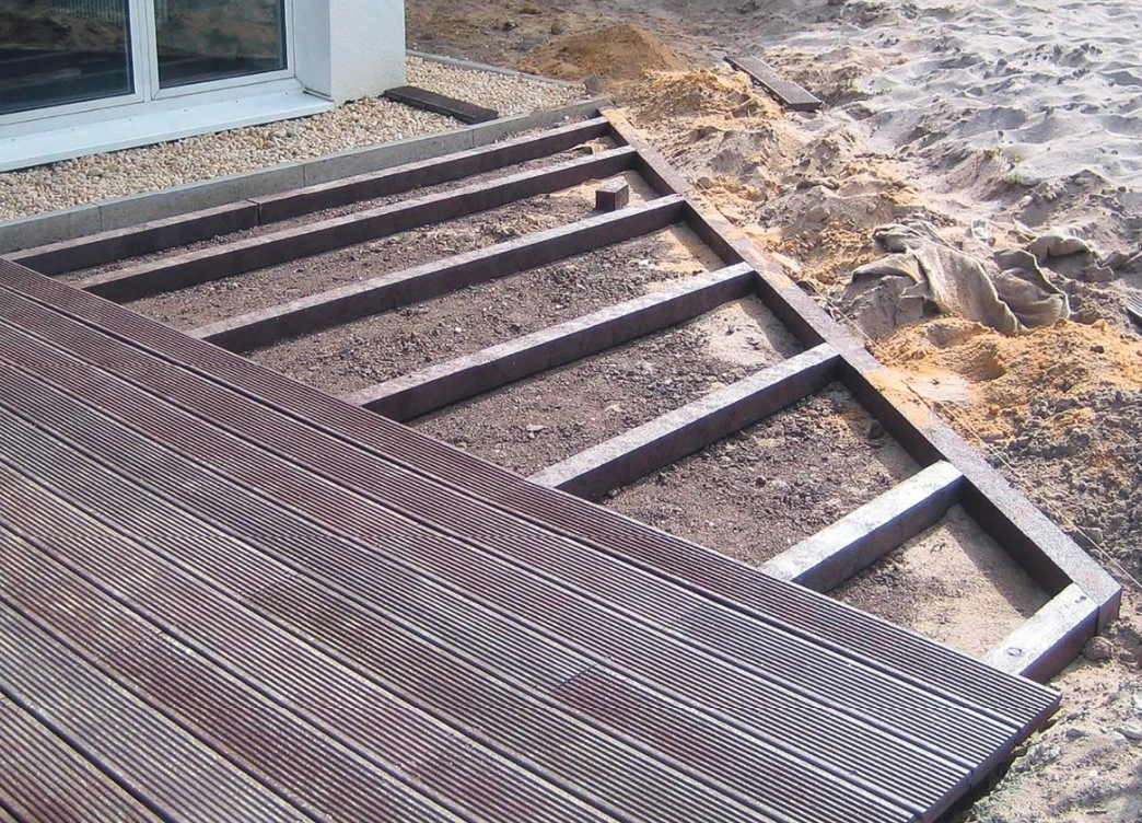 Als passende Unsterkonstruktion haben wir passende Balken, Pfosten und Bretter aus Recyclingkunststoff