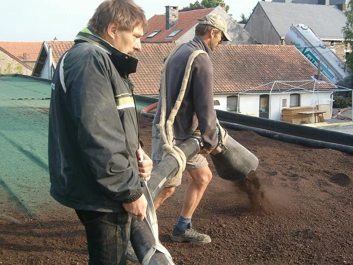 Dachsubstrat wird mit Hile eines silo-Lkw auf das Flachdach geblasen
