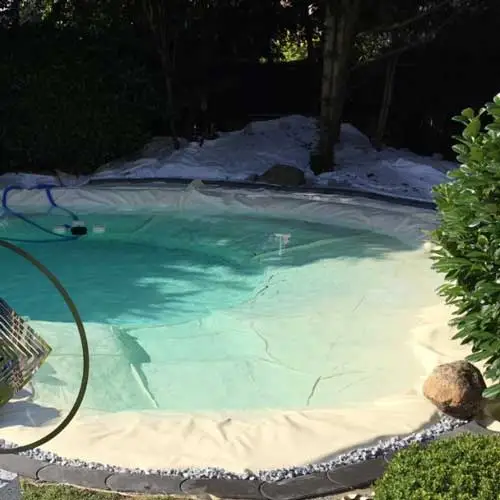 Gartenteich mit sandfarbener Teichfolie für türkisblaues Wasser