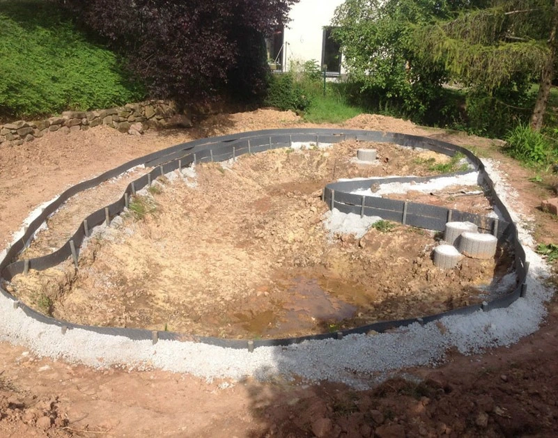 Teich zum ausmessen der Teichfolie vorbereitet