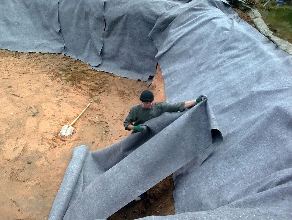 Teichvlies in Bahnen verlegt