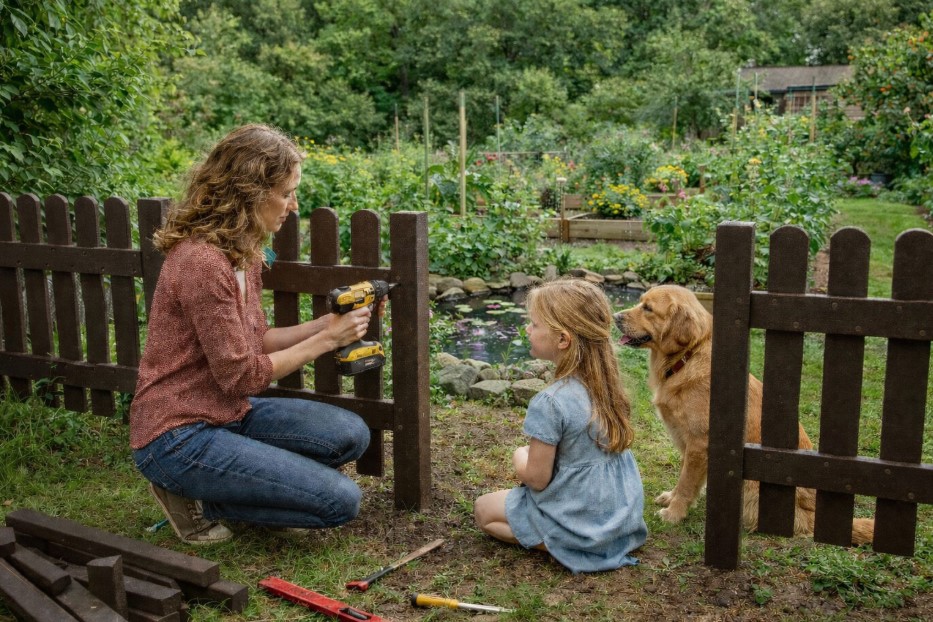 Zaunbau aus Recycling-Kunststoff für Garten, Sichtschutz und Grundstücksabgrenzung