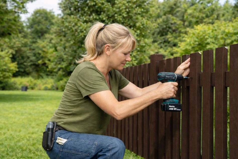 Zaunmontage aus Recyclingkunststoff im Garten